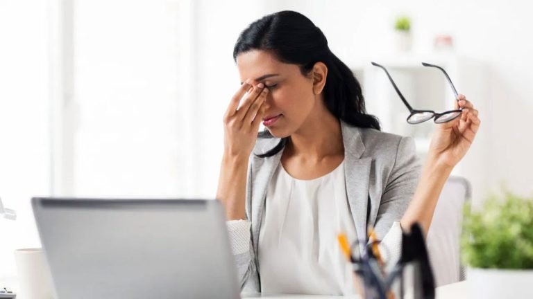 নাকের দুই পাশে হওয়া চশমার দাগ দূর করুন ঘরোয়া উপায়ে