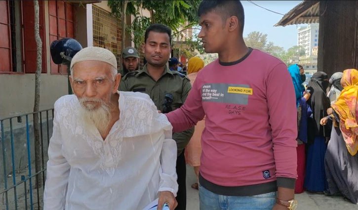 ভোট দিতে পেরে খুশি ৯০ বছর বয়সী ফকু বিশ্বাস