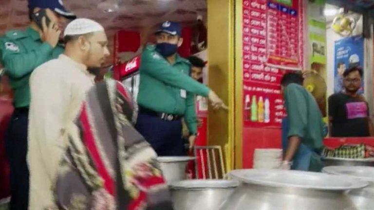 রাজধানীজুড়ে রেস্টুরেন্টে পুলিশের অভিযান, আটক ২৫