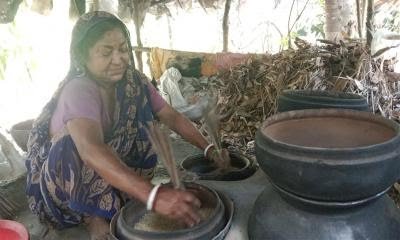 ঝালকাঠির হাতে ভাজা মুড়ির চাহিদা দেশ-বিদেশে