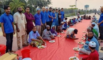 সড়কের পাশে ‘ইফতার খানা’ প্রতিদিন বাড়ছে রোজাদারদের উপস্থিতি