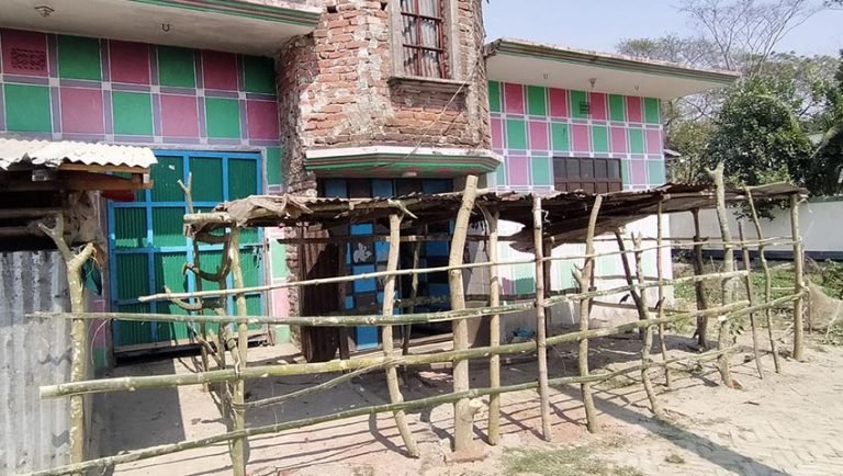 বাউফলে ঘরের প্রবেশ পথে বেড়া