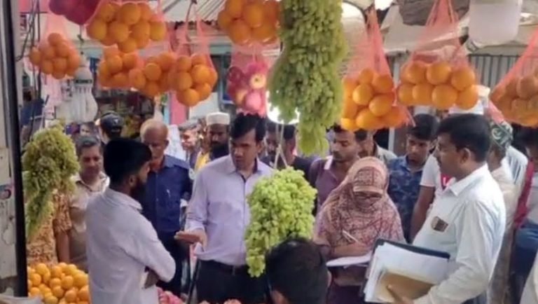 বেশি দামে খেজুর বিক্রি ও মেয়াদোত্তীর্ণ পণ্য বিক্রির দায়ে ৯ ব্যবসায়ীকে জরিমানা