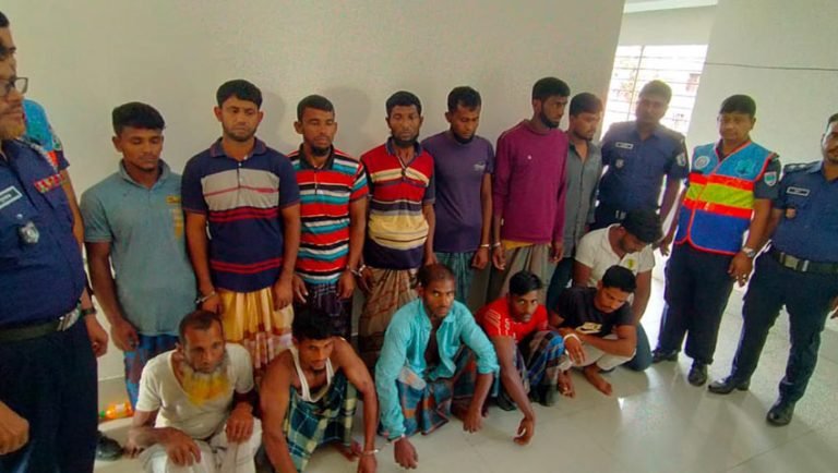 অবৈধ বেহুন্দি জাল দিয়ে মাছ শিকার, ১৪ জেলে আটক
