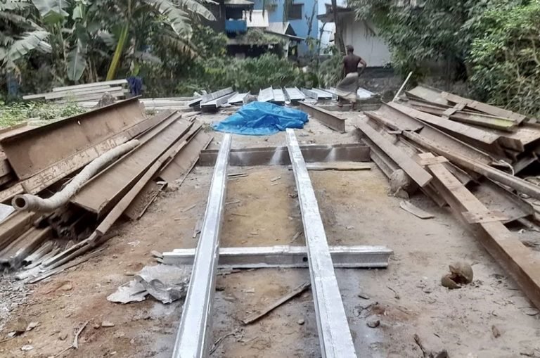 বাউফলে পুরোনো মরিচা পড়া লোহা দিয়ে ব্রিজ নির্মাণের অভিযোগ