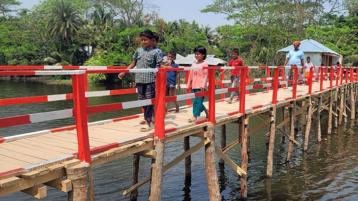 ১৭৫ ফুট দীর্ঘ কাঠের সেতু, দুইপারের দুর্ভোগ লাঘব