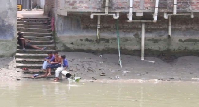 ইন্দুরকানীতে জীবন চলে খালের পানিতে