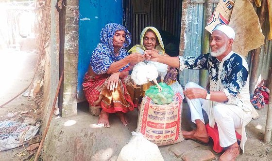 কাউখালীতে অস্বচ্ছল মানুষের মাঝে রমজানে খাদ্যদ্রব্য বিতরণ
