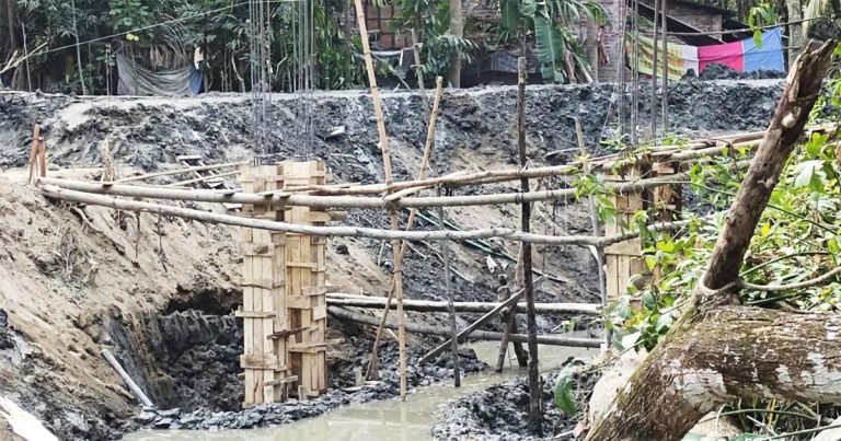 ঝালকাঠিতে সরকারি খালে পরিবারিক সেতু নির্মাণ