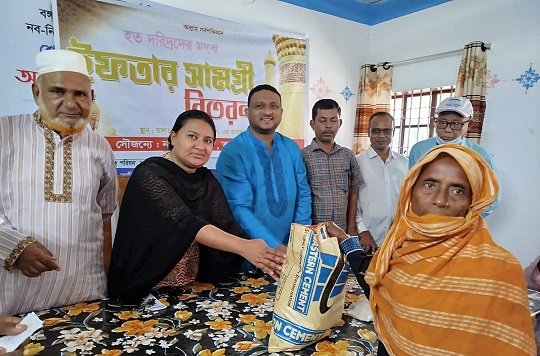 তালতলীতে হত-দরিদ্রদের মাঝে ইফতার সামগ্রী বিতরণ