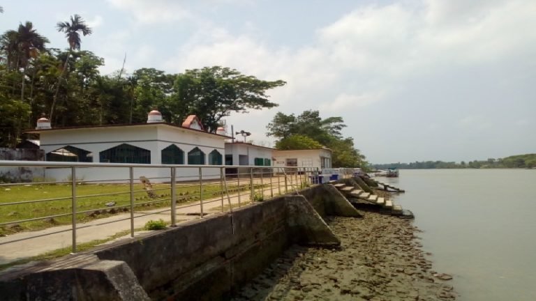 জীবদ্দশায় পাগল, মৃত্যুর পর ঝালকাঠিতে প্রকাশ পায় কেরামতি