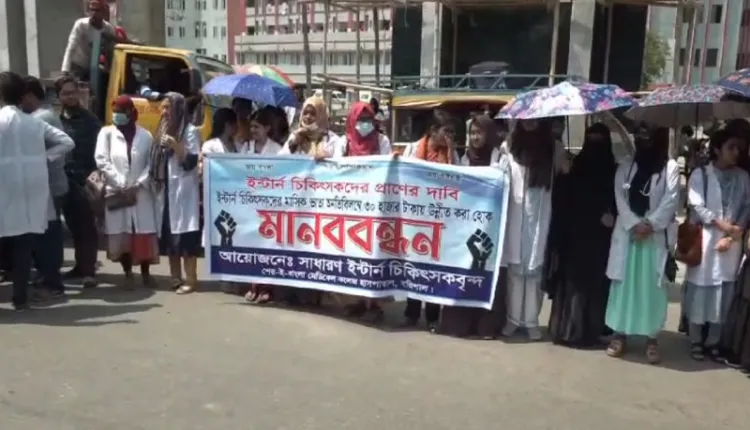 বরিশাল মেডিকেল কলেজ হাসপাতালে কর্মবিরতিতে ইন্টার্ন চিকিৎসকরা
