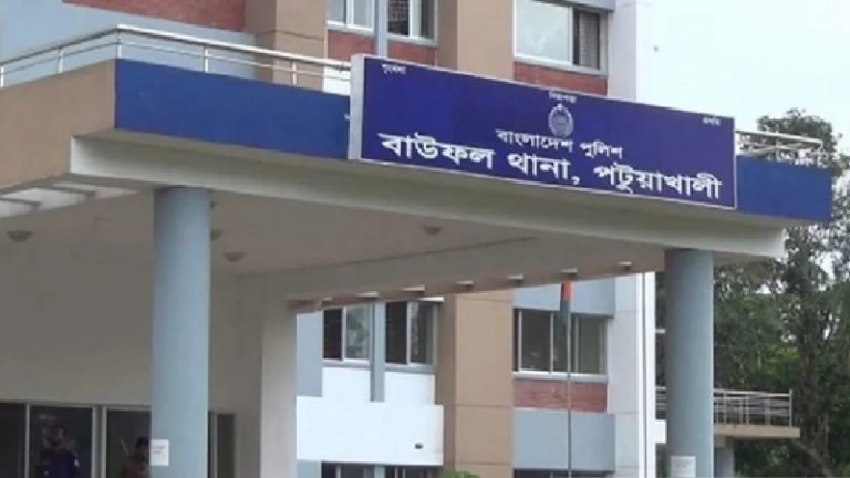 বাউফলে বাড়ছে অবৈধ অস্ত্র : উপজেলা নির্বাচনে ব্যবহারের আশঙ্কা