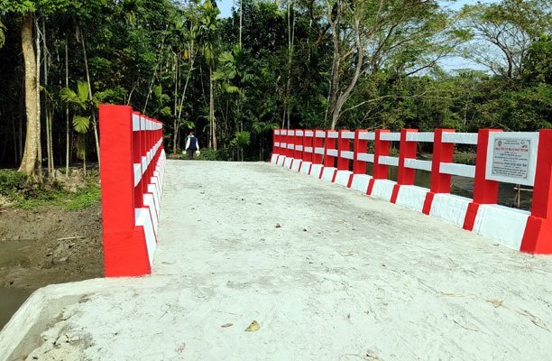 বরগুনায় সেতুটি এখন গ্রামের ১০ হাজার মানুষের আশীর্বাদ