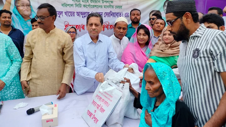 ৩০০ জনকে ঈদ উপহার দিলেন বরিশালের মেয়র