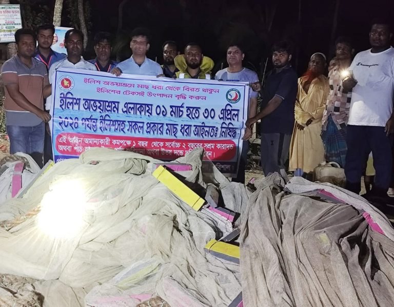 বরিশালের নদীতে রাক্ষুসে জালসহ জেলে আটক
