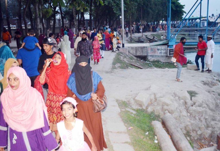 বরিশালের বিনোদন কেন্দ্রগুলোতে মানুষের ঢল