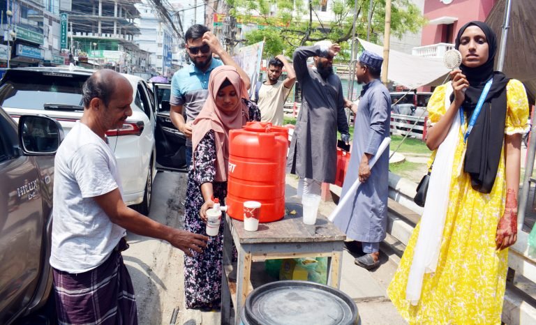 বরিশালে মৌসুমের তাপদাহে দিনমজুর শ্রমিকরা ক্লান্ত