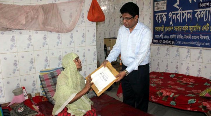 বরিশালে বৃদ্ধাশ্রমে ঈদের পোশাক ও খাবার বিতরণ