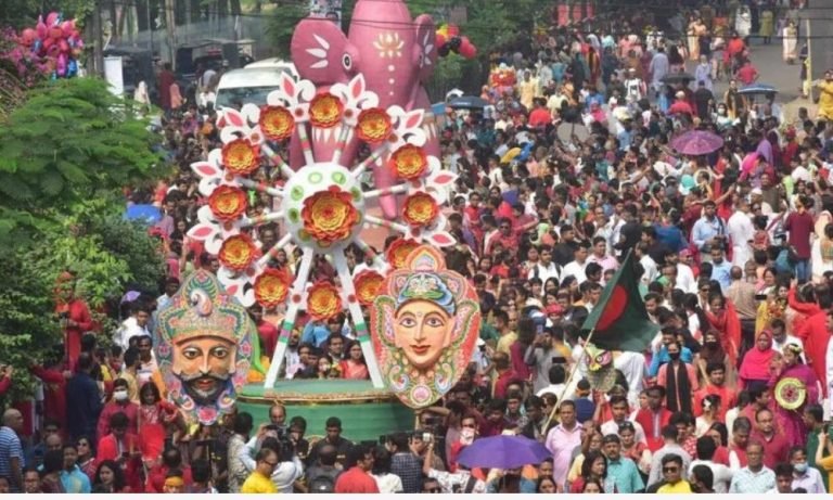 ‘অন্ধকার ভেদ করে আলো জ্বালার বার্তায়’ শেষ হলো মঙ্গল শোভাযাত্রা