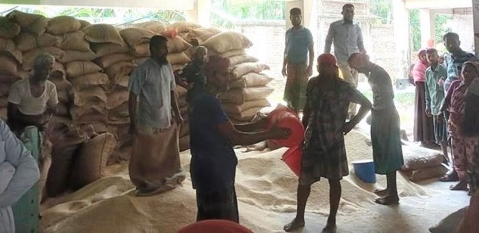 গলাচিপায় অসহায় ও দুস্থদের মাঝে ভিজিএফের চাল বিতরণ
