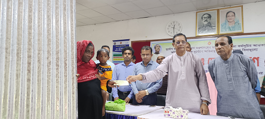বাউফলে ক্ষতিগ্রস্ত পরিবারের মাঝে ঢেউটিন ও চেক বিতরণ