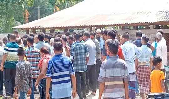 বরিশালে ইউপি চেয়ারম্যানকে অবরুদ্ধ করে বিক্ষোভ