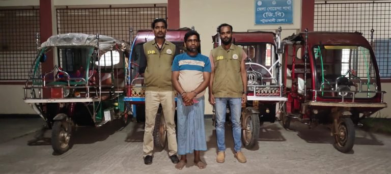 পটুয়াখালীতে অটোরিকশা উদ্ধার, চোর চক্রের হোতা আটক
