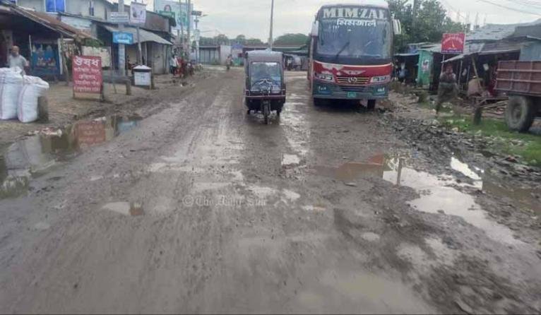 দীর্ঘ ৮ বছর পর পটুয়াখালী-কুয়াকাটার ১১ কিলোমিটার সড়ক সংস্কারের উদ্যোগ