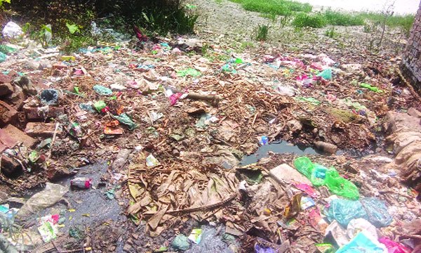 নানা বর্জ্য স্তূপে ভরে আছে আন্দারমানিকের পাড়
