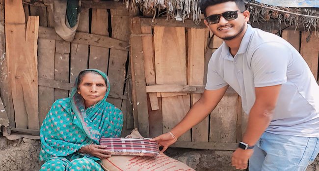 সেই বৃদ্ধার ঘরে ঈদ উপহার পাঠালেন ইউপি চেয়ারম্যান
