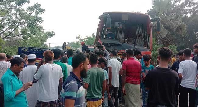 ফরিদপুরে বাস-পিকআপ সংঘর্ষ : নিহত বেড়ে ১৩