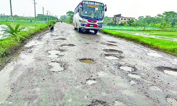 খানাখন্দে ভরা কলাপাড়া-কুয়াকাটা সড়ক