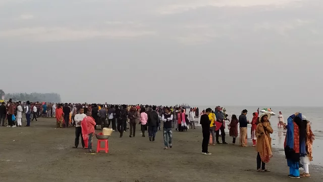 তীব্র তাপদাহ উপেক্ষা করে সমুদ্রের টানে পর্যটকরা