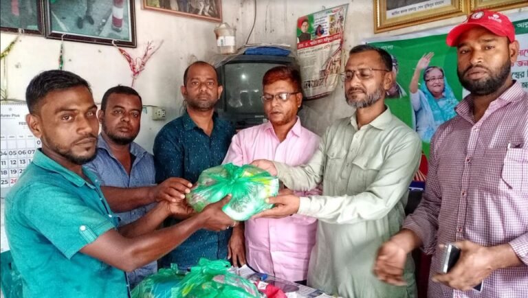 কলাপাড়ায় দুই শতাধিক অসহায় ও দুস্থ মানুষ পেলো ঈদ খাদ্য সামগ্রী