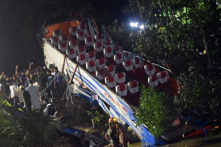 ঢাকা-বরিশাল মহাসড়কে সাত দূর্ঘটনায় নিহত-২ আহত-৫
