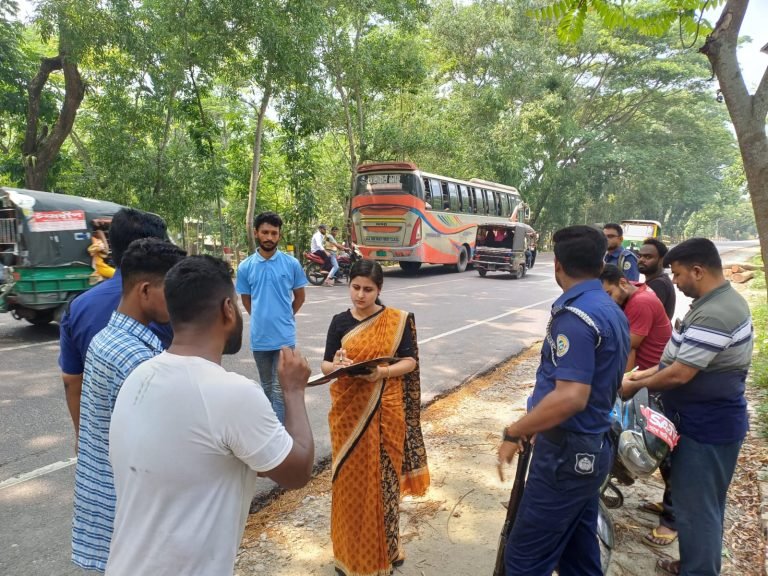 বরিশালে মহাসড়কে গতিসীমা নিয়ন্ত্রণে জেলা প্রশাসনের অভিযান