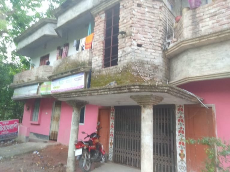 বরিশালে অন্তঃসত্ত্বা গৃহবধূকে গৃহবন্দী করে রাখার অভিযোগ