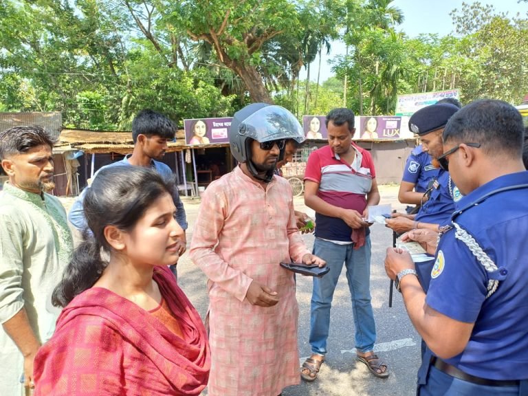 বরিশালে গতিসীমা নিয়ন্ত্রণে ভ্রাম্যমান আদালতের মাধ্যমে ১৩ গাড়িকে জরিমানা