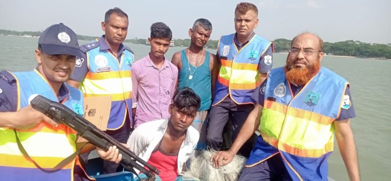 বরিশালে কারেন্ট জাল ও মাছ সহ আটক ২৫