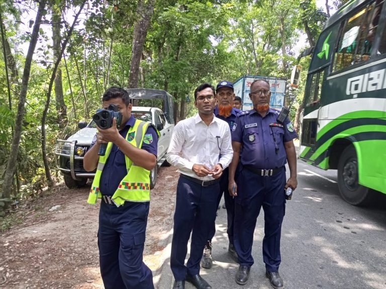 সড়ক নিরাপত্তা নিশ্চিতে বরিশালে মহাসড়কে অভিযান