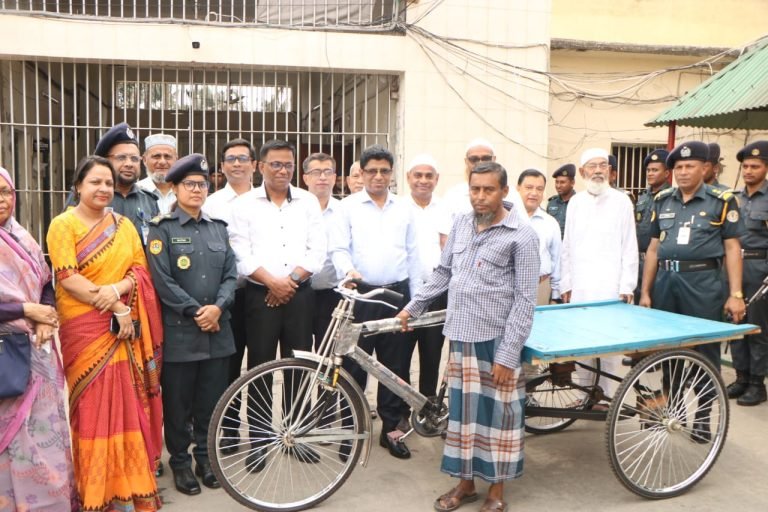 বরিশালে কারা মুক্তিপ্রাপ্ত ওলিউল ইসলাম এর নতুন জীবনের সূচনায় ভ্যান গাড়ি বিতরণ করেন জেলা প্রশাসক
