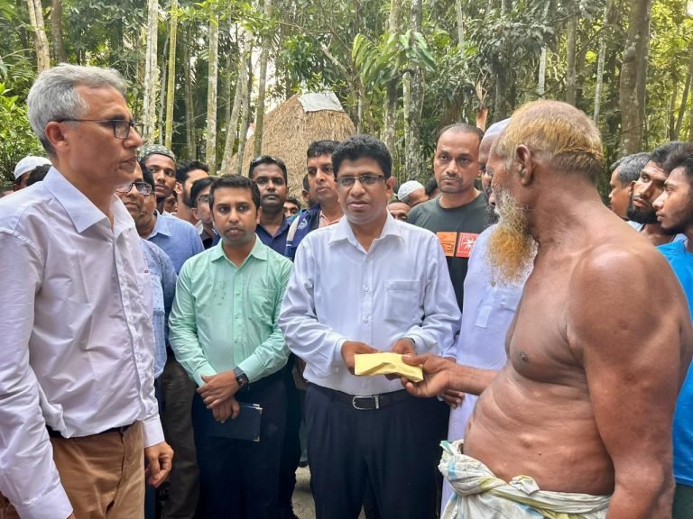 বরিশালে বিদ্যুৎস্পৃষ্ট হয়ে একই পরিবারের ৩ জনের মৃত্যুতে জেলা প্রশাসনের সহায়তা