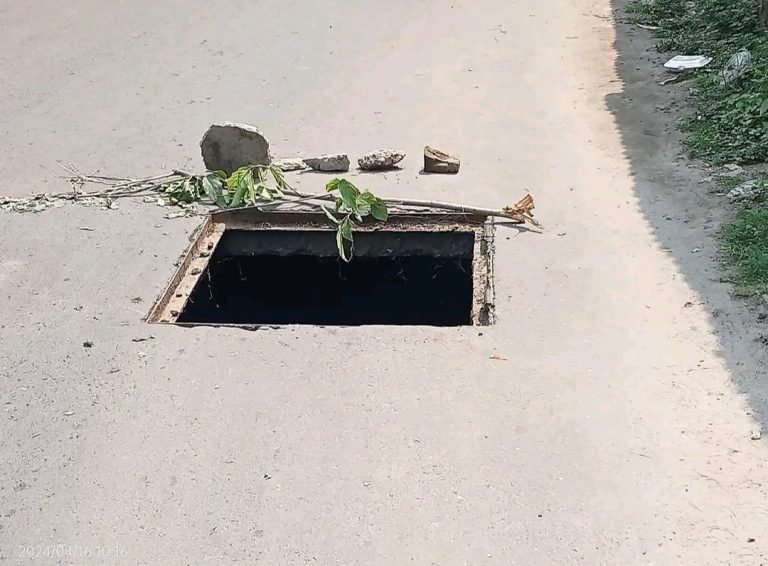 বরিশাল নগরীর জর্ডন রোডের ড্রেনের লোহার ঢাকনা চুরি