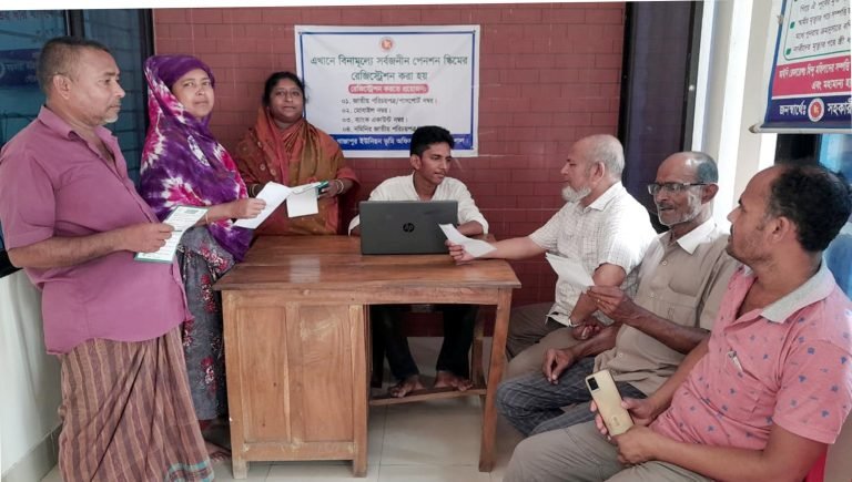 গৌরনদীতে সার্বজনীন পেনশন স্কিমের রেজিস্ট্রেশন বুথ উদ্বোধণ