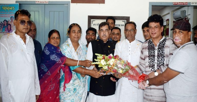 বরিশালে এক মঞ্চে তিন চেয়ারম্যান প্রার্থী