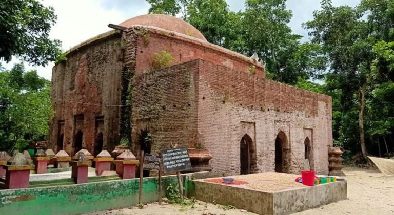 দক্ষিনের প্রাচীন মুসলিম স্থাপত্যের একমাত্র নিদর্শন মজিদবাড়িয়া শাহী মসজিদ
