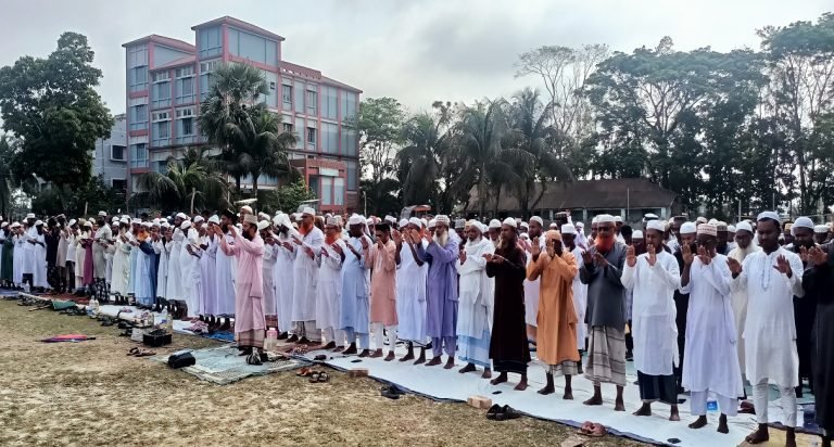 কুয়াকাটায় রহমতের বৃষ্টি পেতে ইসতিসকার নামাজ আদায়