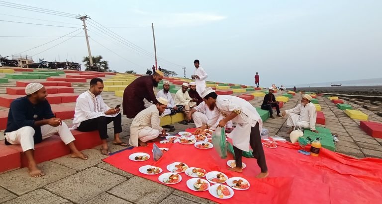 শেষ দিকে কুয়াকাটা সৈকত জুড়ে জমেছে ইফতার