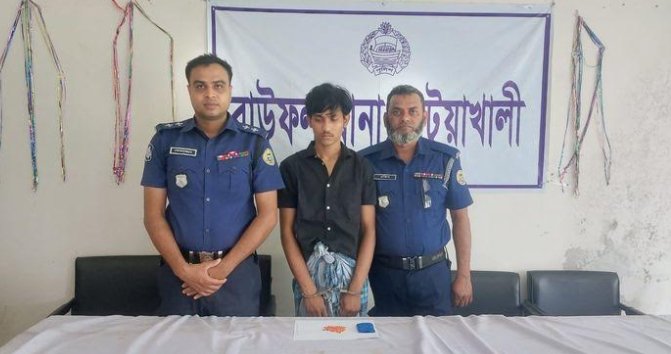 বাউফলে ৯৯ পিস ইয়াবাসহ মাদক ব্যবসায়ী আটক